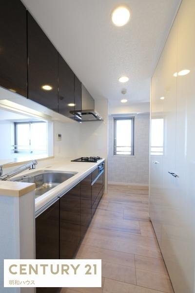 �L�b�`�� �L�b�`���w�ʂɃJ�b�v�{�[�h���t���Ă��܂�