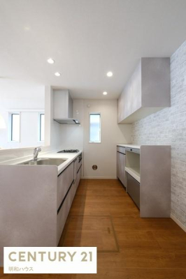 �L�b�`�� �w�ʂɂ͌˒I���t���Ď��[�[����