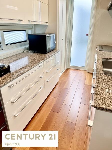 �L�b�`�� �L�b�`���w�ʂɂ͎��[�X�y�[�X�[���I