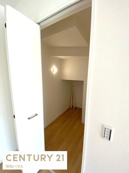 ���[ ���r���O��W-�N���[�[�b�g�I