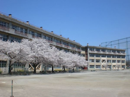 周辺環境　【中学校】：1640m鶴ヶ島市立藤中学校