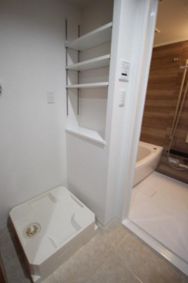 洗面台・洗面所　可動棚のある洗濯機スペースです！