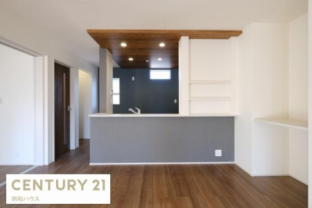 �L�b�`�� �Ƒ��̗l�q���`����l�C�̑Ζʎ��L�b�`���I